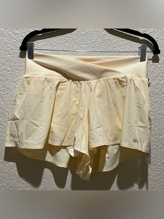 ALO Yoga NWT V-Cute Running Shorts Candlelight Yellow V-Waist Active Skort M - Picture 5 of 10